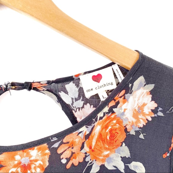 One Clothing Floral Keyhole Top - Picture 3 of 4